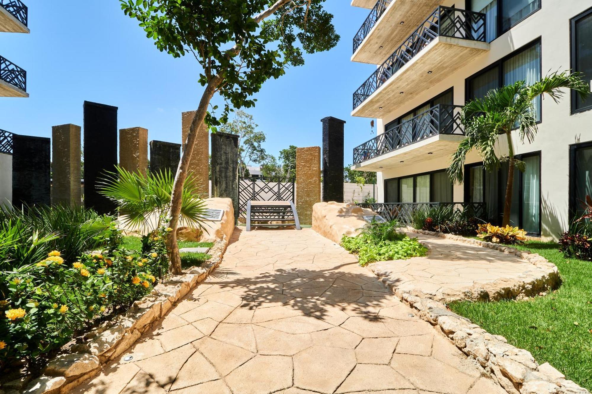 Escape - Stylish Pool, Gym & Parking Apartment *