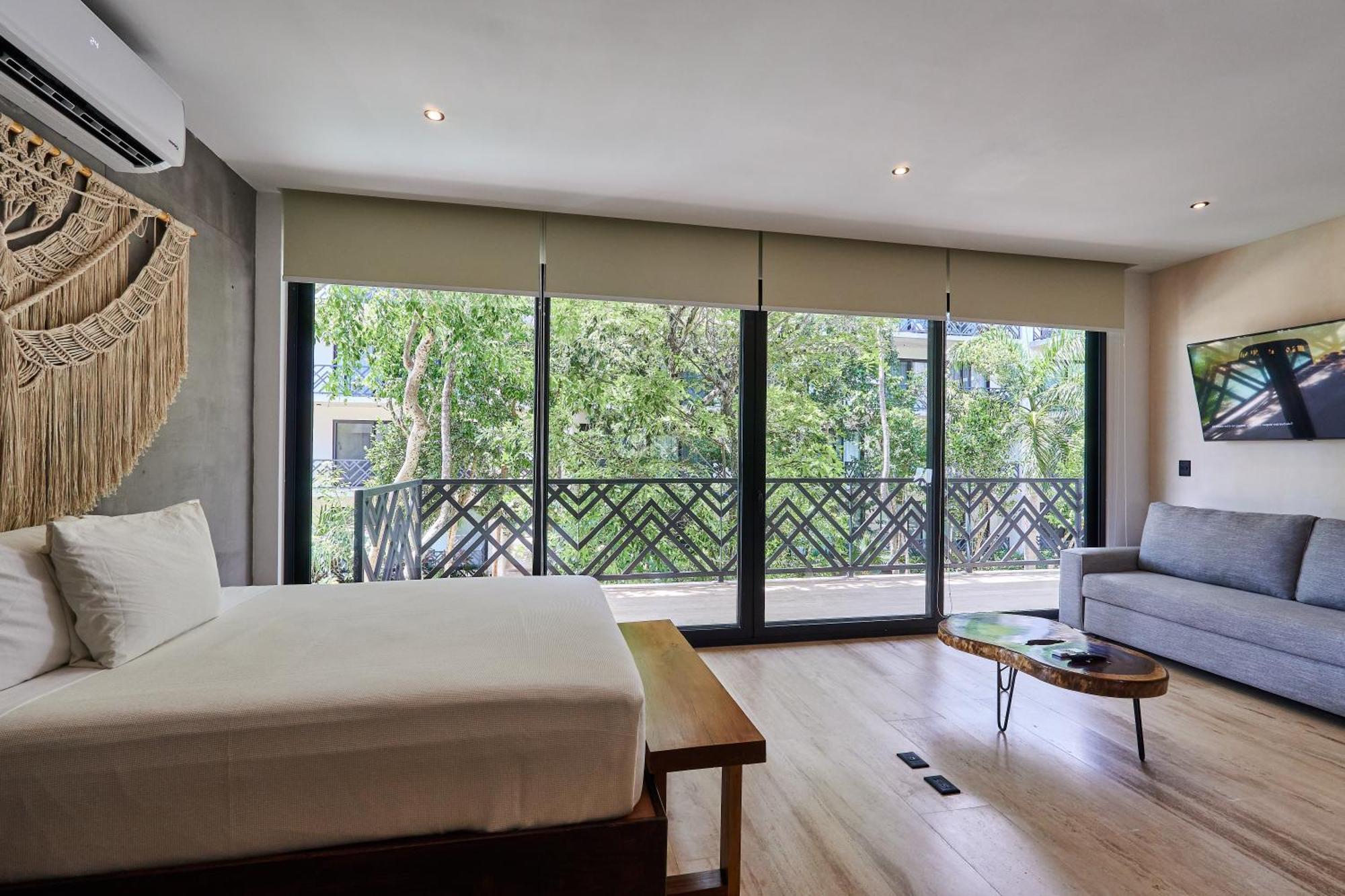 Escape - Stylish Pool, Gym & Parking